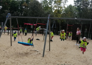 Dzieci bawią się na placu zabaw w parku